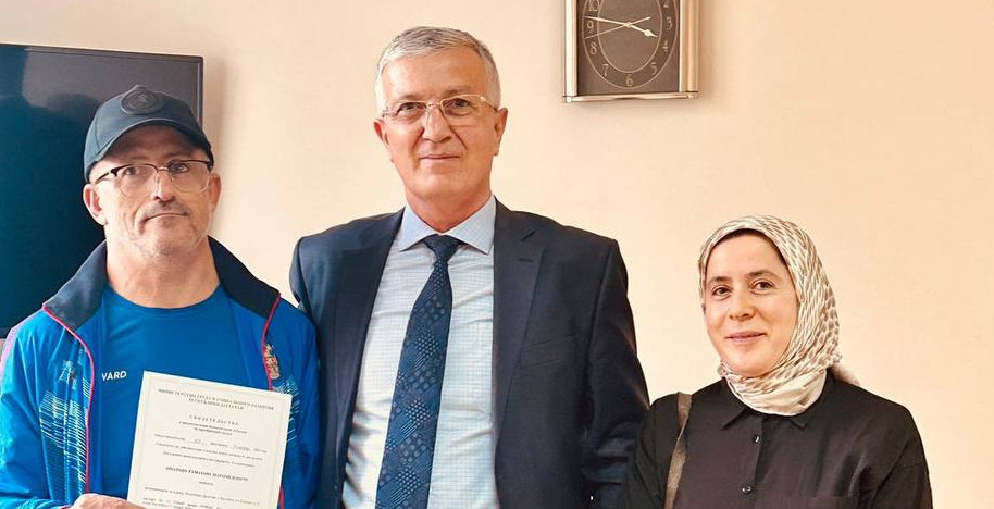 В Каспийском Управлении соцзащиты инвалиду детства выдали жилищный сертификат